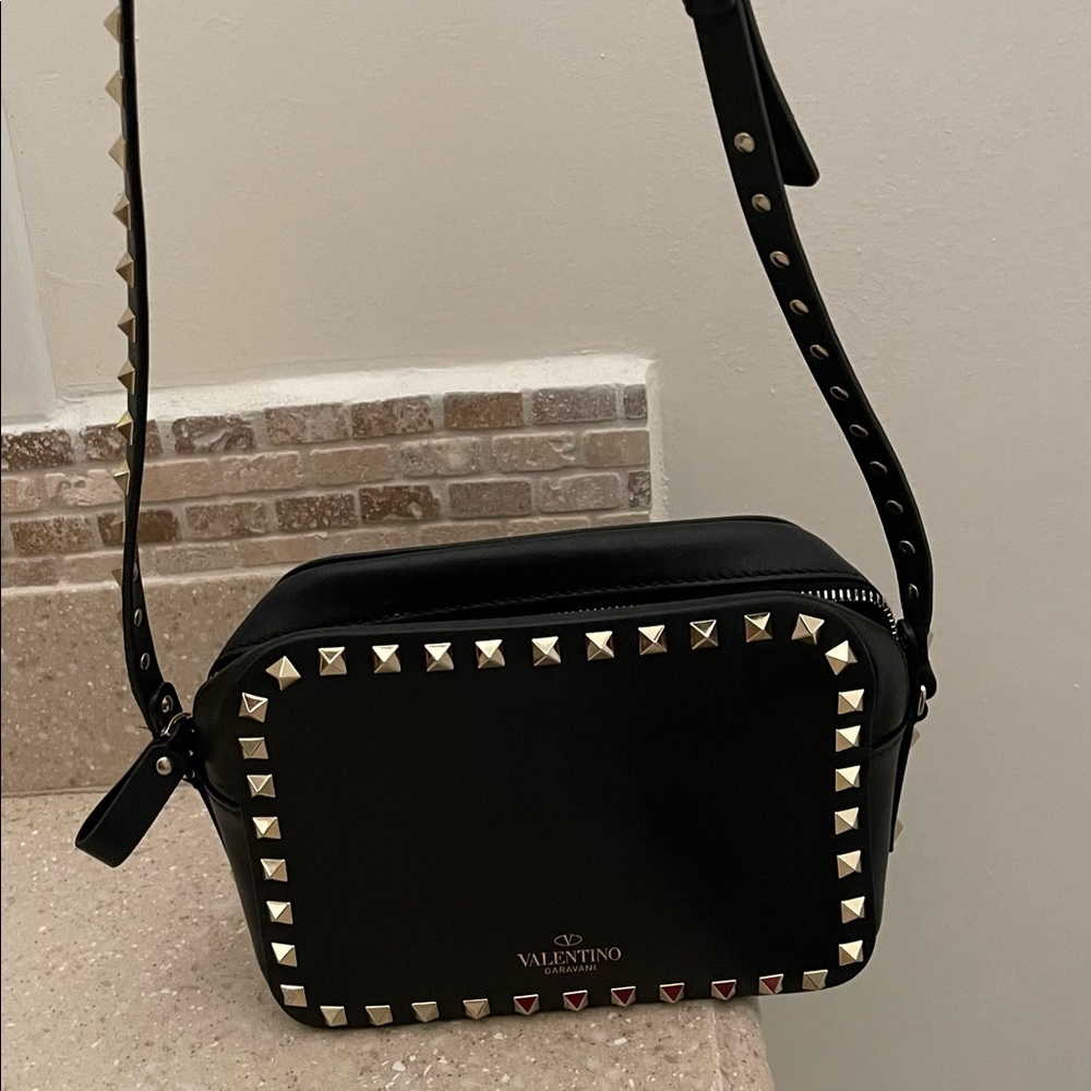 Valentino Garavani - Small Rockstud calfskin crossbody bag in black